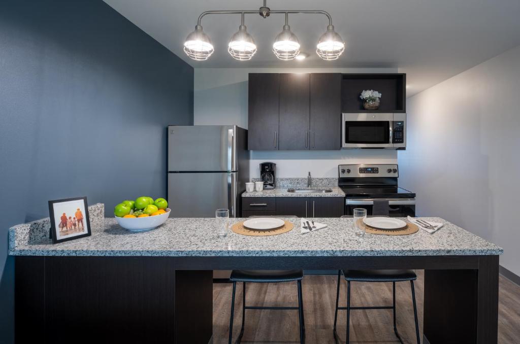 stayAPT Suites Alexandria-Fort Belvoir - King Suite