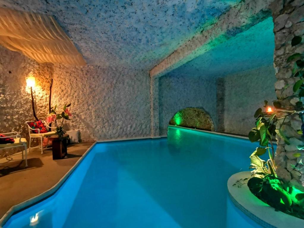 Bazén v ubytování Mayan Majesty Boutique Hotel nebo v jeho okolí