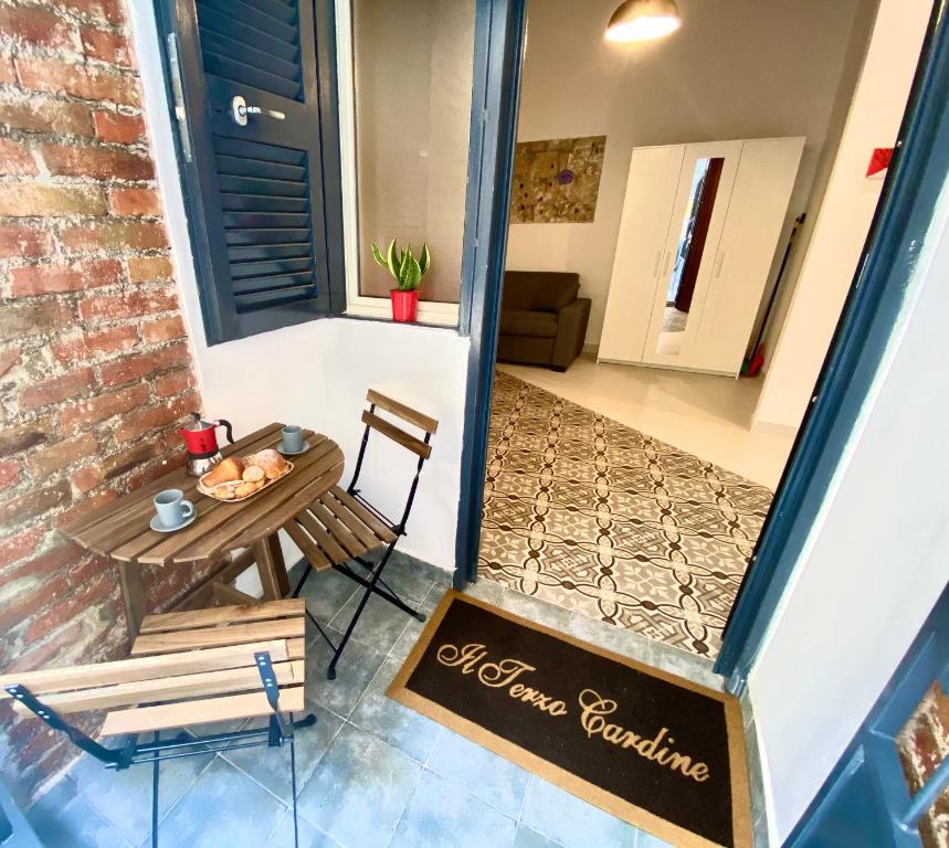 Una pequeña mesa y sillas en una habitación con puerta. en Il Terzo Cardine, en Nápoles