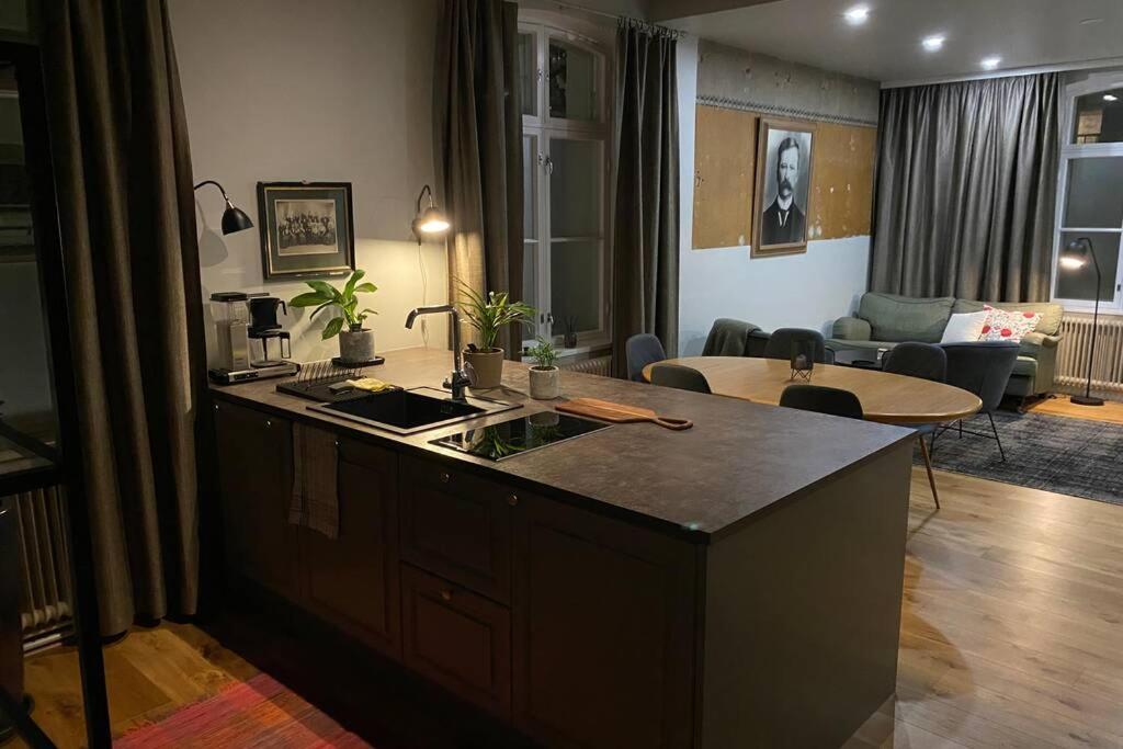 una cocina con una gran isla en la sala de estar en Luxury Apartment in the center en Mikkeli