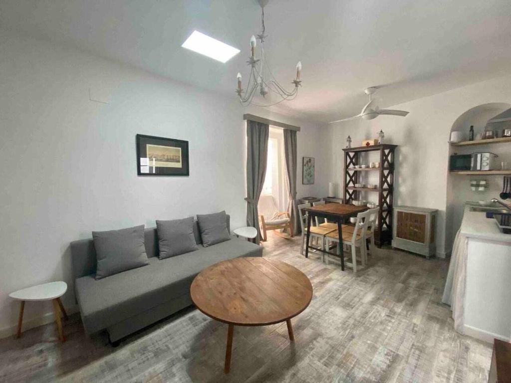 una sala de estar con un sofá y una mesa en Anticuario en el Teatro Falla, en Cádiz