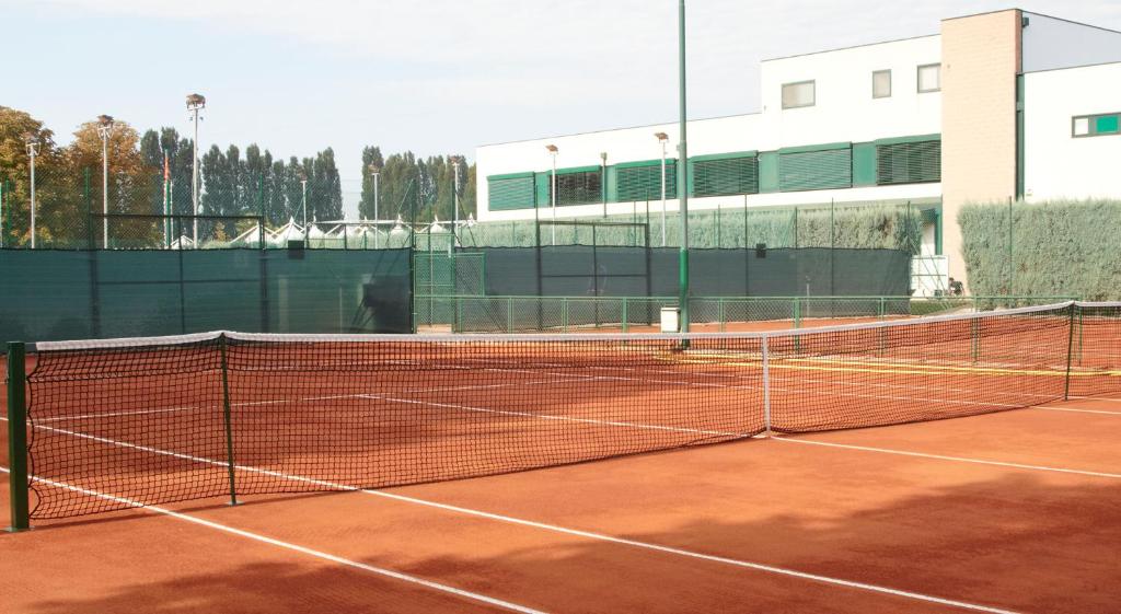 Tenis a/nebo squash v ubytování GREEN GARDEN Resort - Smart Hotel nebo okolí