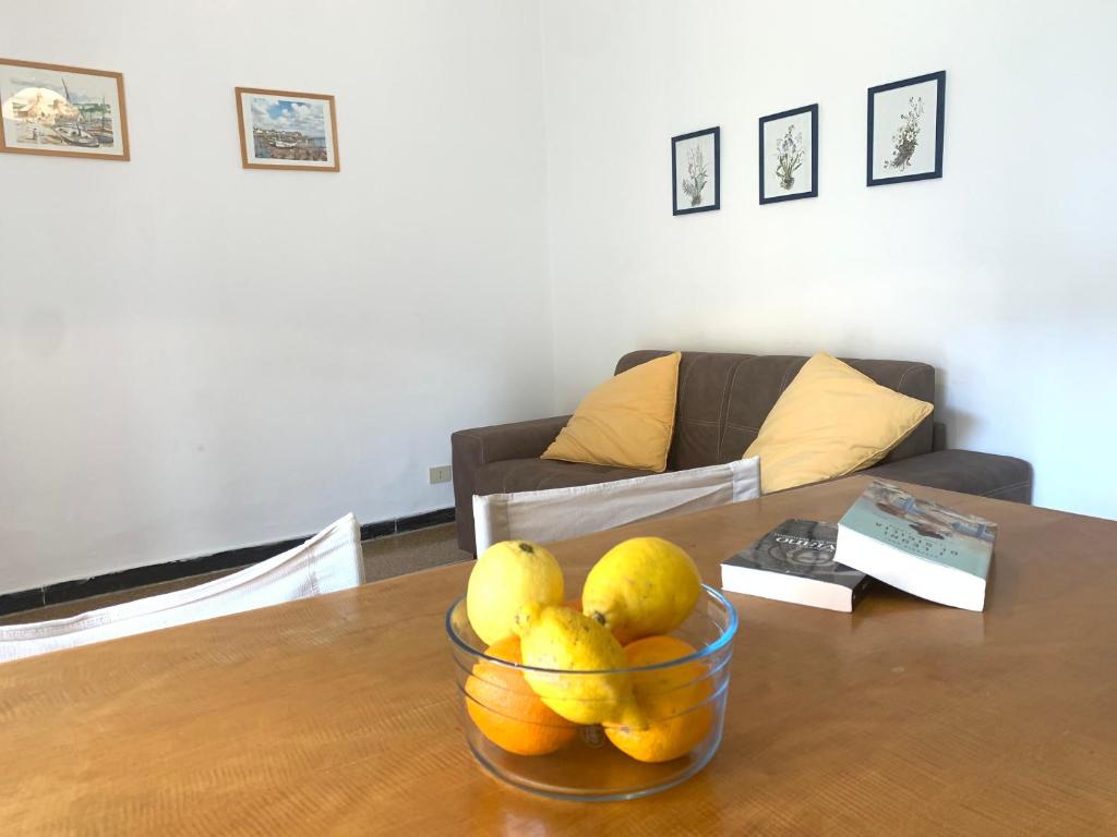 a bowl of lemons on a table in a living room at Marie Claire in Levanto