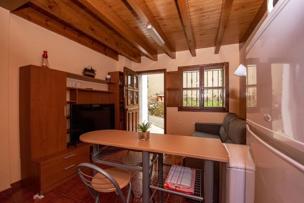 a tiny house with a table and a couch at APARTAMENTO LA ENCINA in Niembro