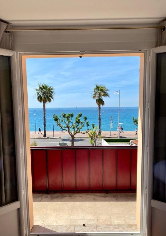 Blick auf den Strand aus dem Fenster in der Unterkunft Maison de la Marine in Cagnes-sur-Mer