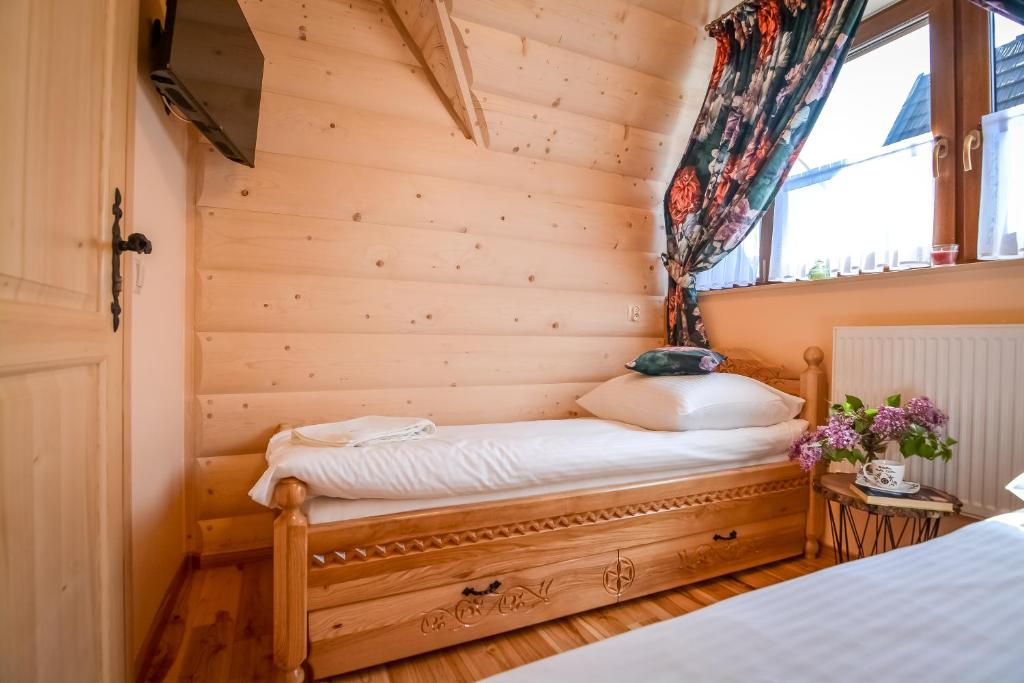 Posteľ alebo postele v izbe v ubytovaní Osada Małe Ciche DOMEK z Bali
