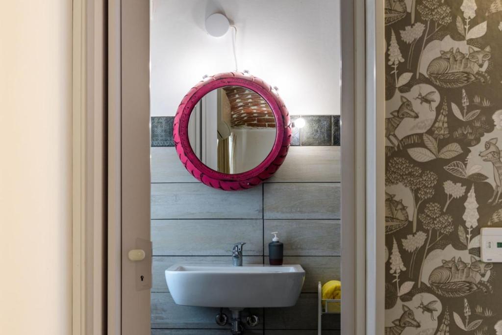 łazienka z umywalką i lustrem w obiekcie Il Martinetto Bed & Breakfast w mieście Cantarana