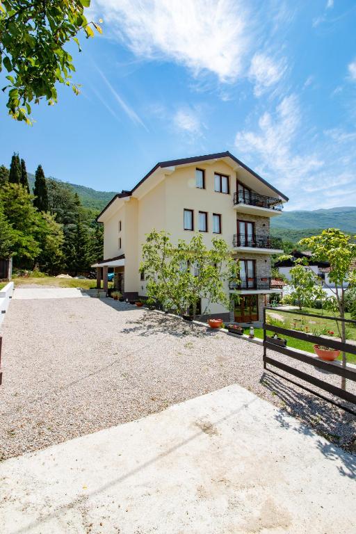 a building with a fence in front of it at Et Larum in Peštani