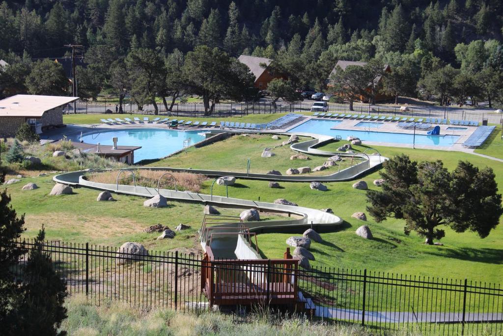 Bazén v ubytování Mount Princeton Hot Springs Resort nebo v jeho okolí