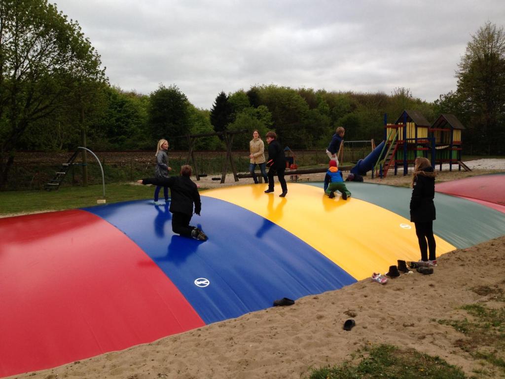 een groep mensen die op een speelplaats spelen bij Jelling Family Camping & Cottages in Jelling