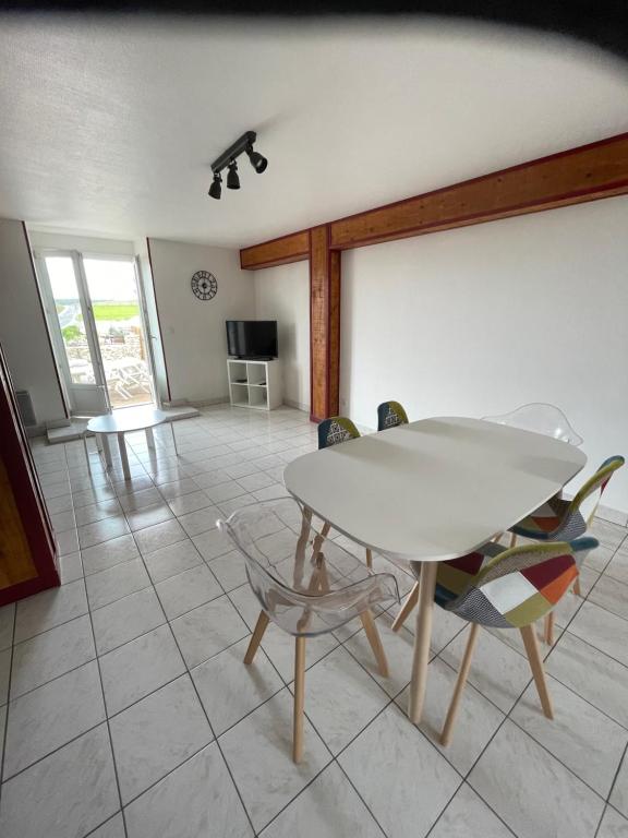 a living room with a white table and chairs at Le petit écrin champenois in Étoges