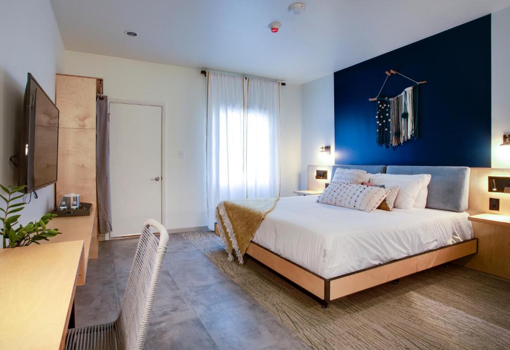 Un pat sau paturi într-o cameră la The Monterey Motel