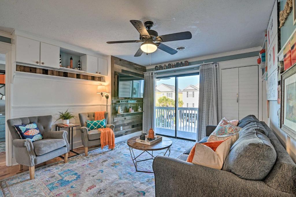 een woonkamer met 2 banken en een plafondventilator bij Eclectic Condo with Balcony 1 Block to Beach! in Myrtle Beach