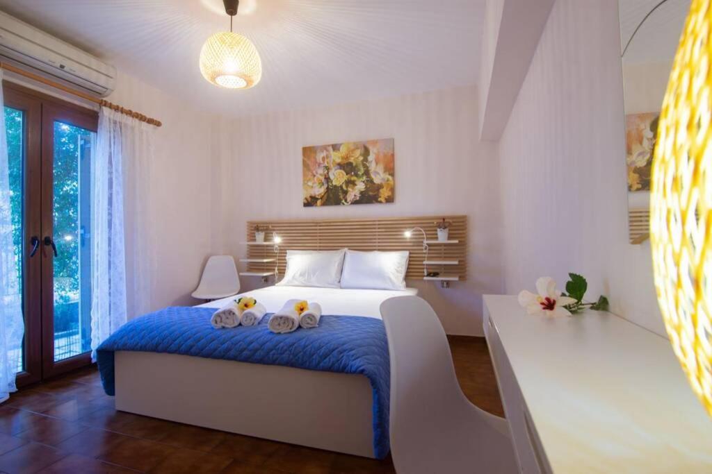Postel nebo postele na pokoji v ubytování Natsios Thanasakis Apartment
