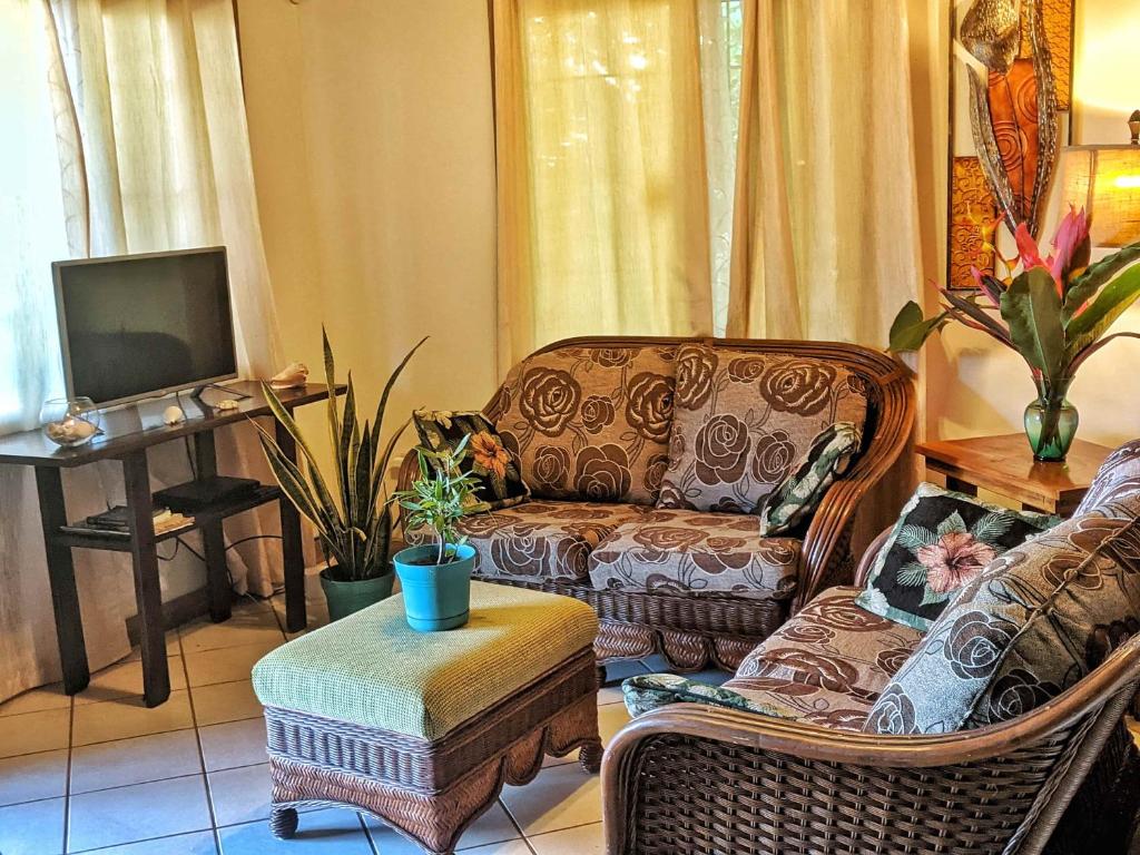 TV a/nebo společenská místnost v ubytování Seaside Inn Roatan