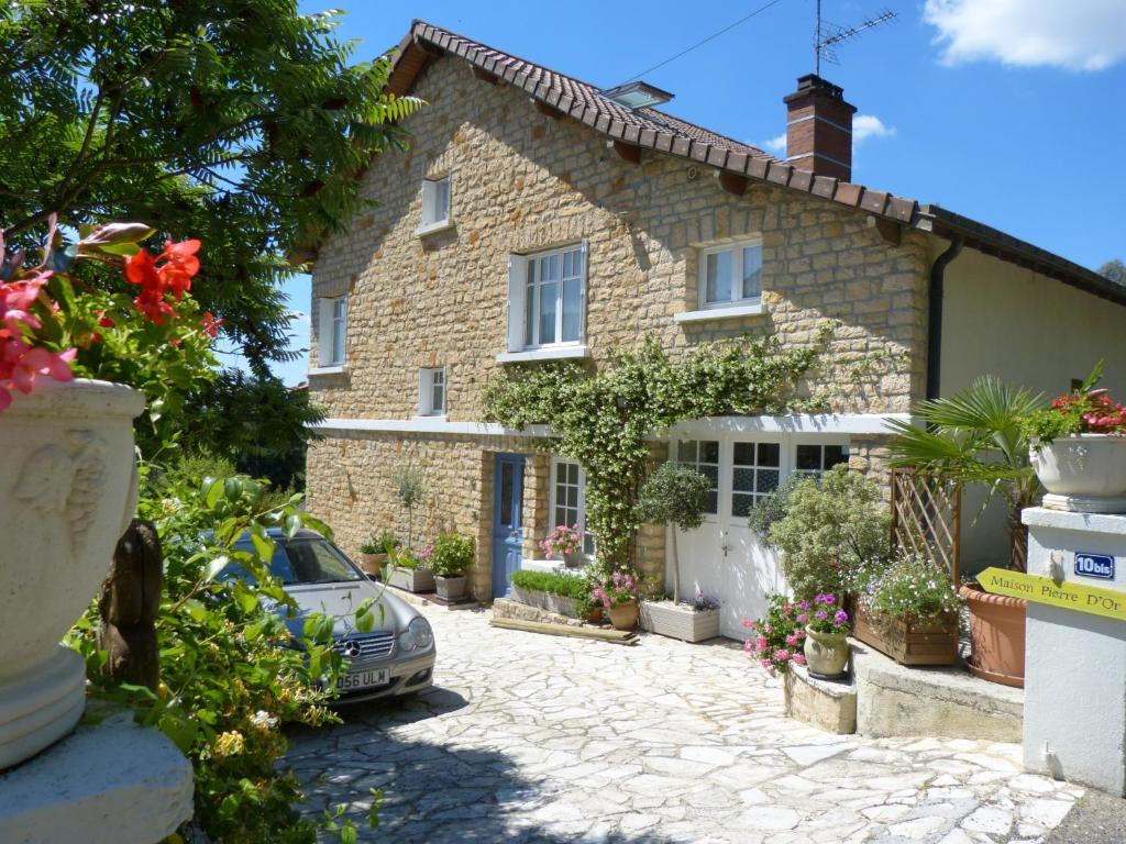 een huis met een auto ervoor geparkeerd bij Maison Pierre D'Or in Sarlat-la-Canéda