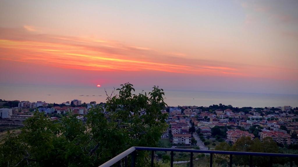 - une vue sur la ville au coucher du soleil dans l'établissement Villa Lida Apartment in collina con ampio terrazzo vista mare, à Giulianova