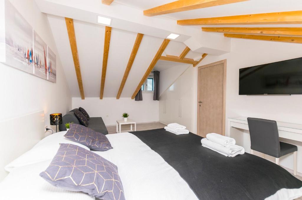 En eller flere senge i et værelse på Apartments and Rooms Adriatic Suites