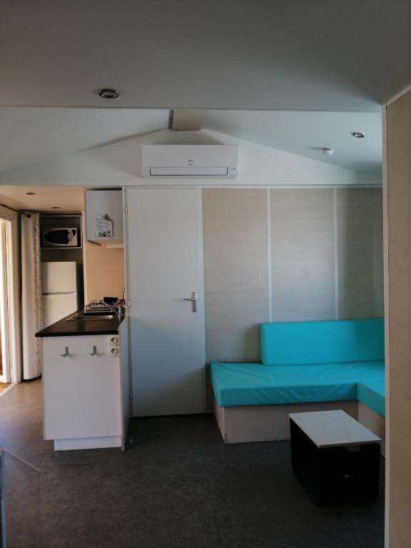 Kuchyň nebo kuchyňský kout v ubytování MOBILE HOME 3 CHAMBRES