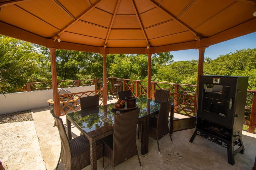 a patio with a table and chairs and a stove at Rancho Humo Estancia in Puerto Humo