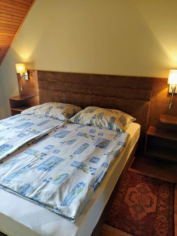 A bed or beds in a room at Bodó Ház