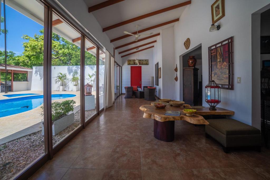 a living room with a table and a pool at Rancho Humo Estancia in Puerto Humo