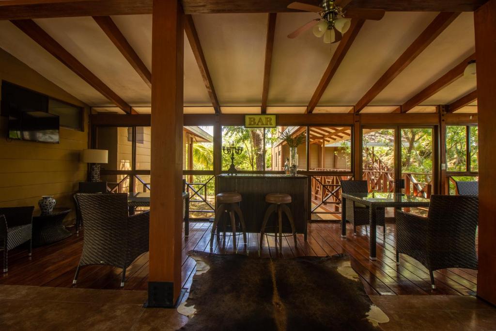 a screened in porch with chairs and a table at Rancho Humo Estancia in Puerto Humo