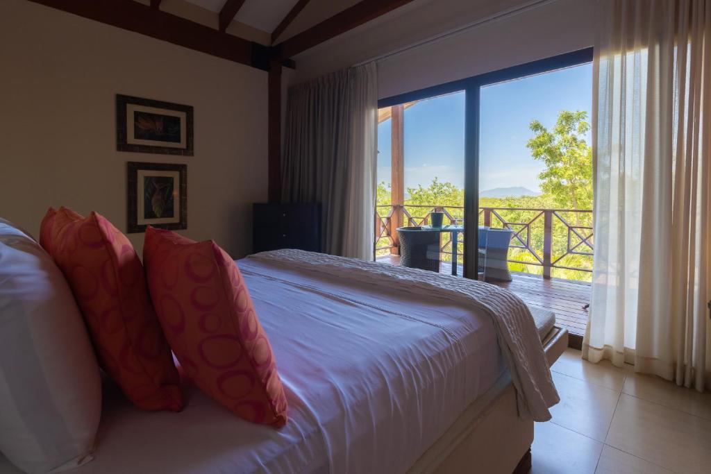 a bedroom with a bed with a view of a balcony at Rancho Humo Estancia in Puerto Humo