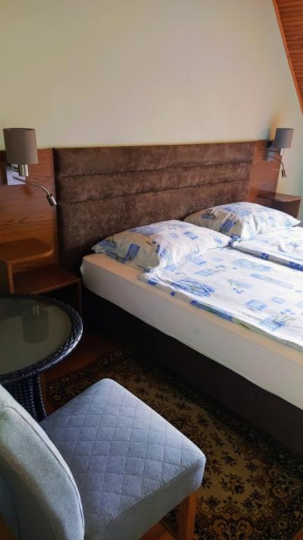 A bed or beds in a room at Bodó Ház