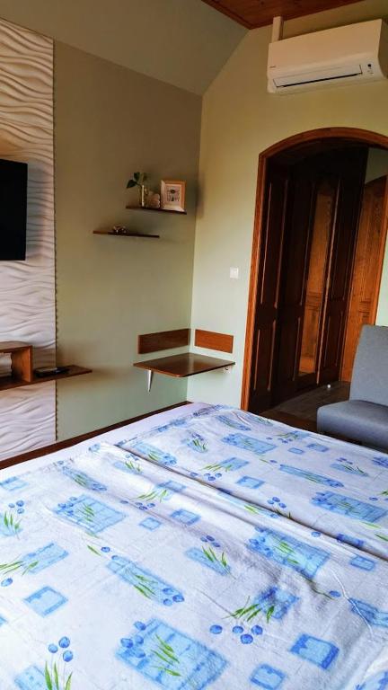 A bed or beds in a room at Bodó Ház