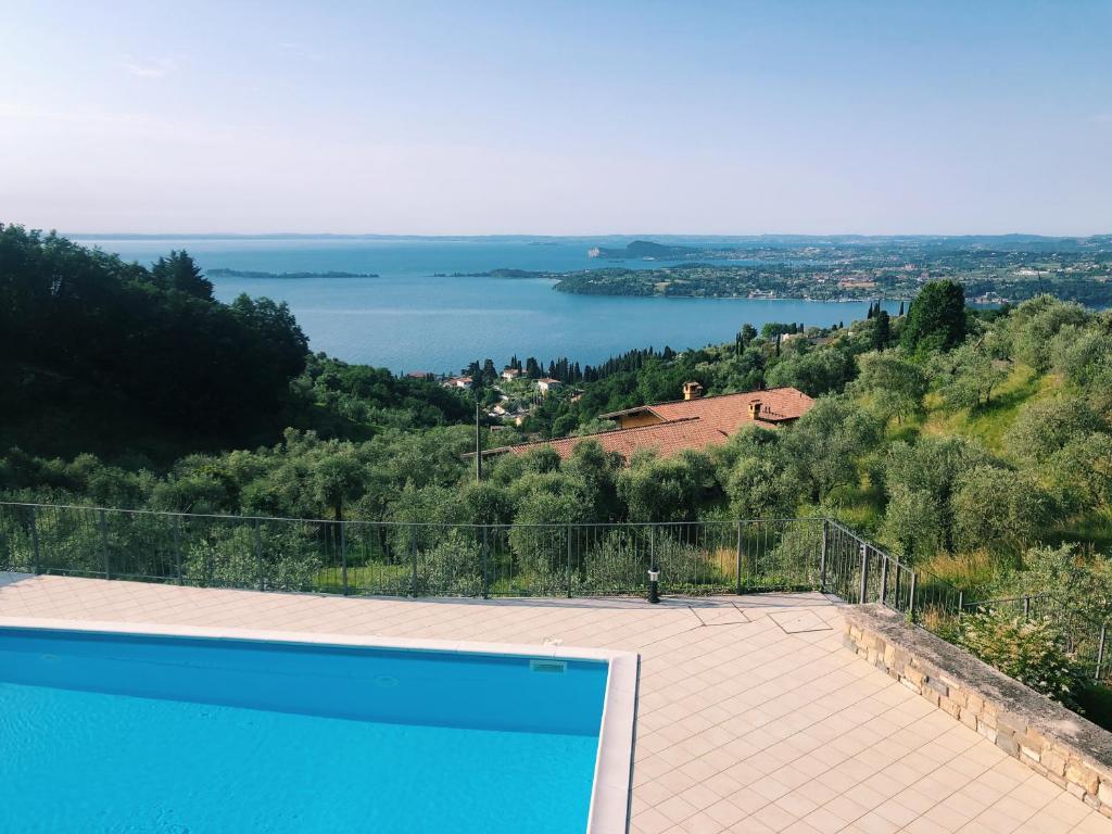 een zwembad met uitzicht op een watermassa bij Casa Cecilia, 2 bedrooms, 1 bathroom, lake view, pool in Gardone Riviera