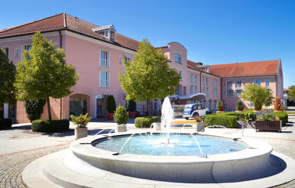 Bazén v ubytování Hotel Maximilian nebo v jeho okolí