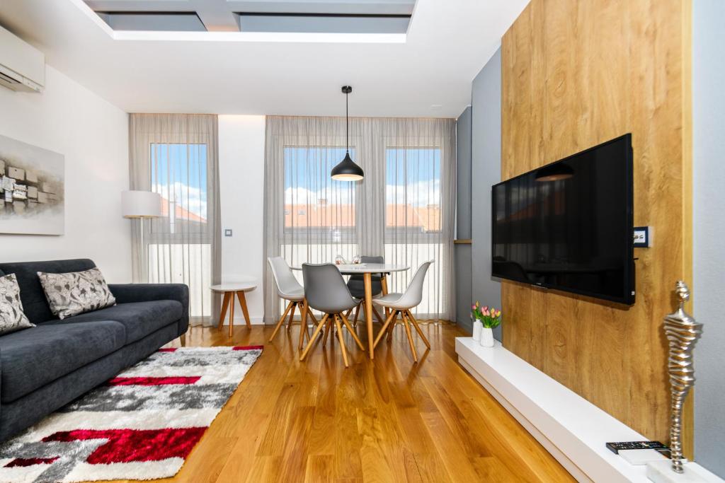 Televízia a/alebo spoločenská miestnosť v ubytovaní Windrose Design Apartments