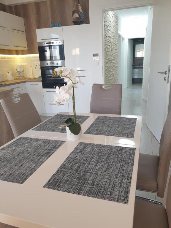 Kuchnia lub aneks kuchenny w obiekcie Best Panoráma Apartman