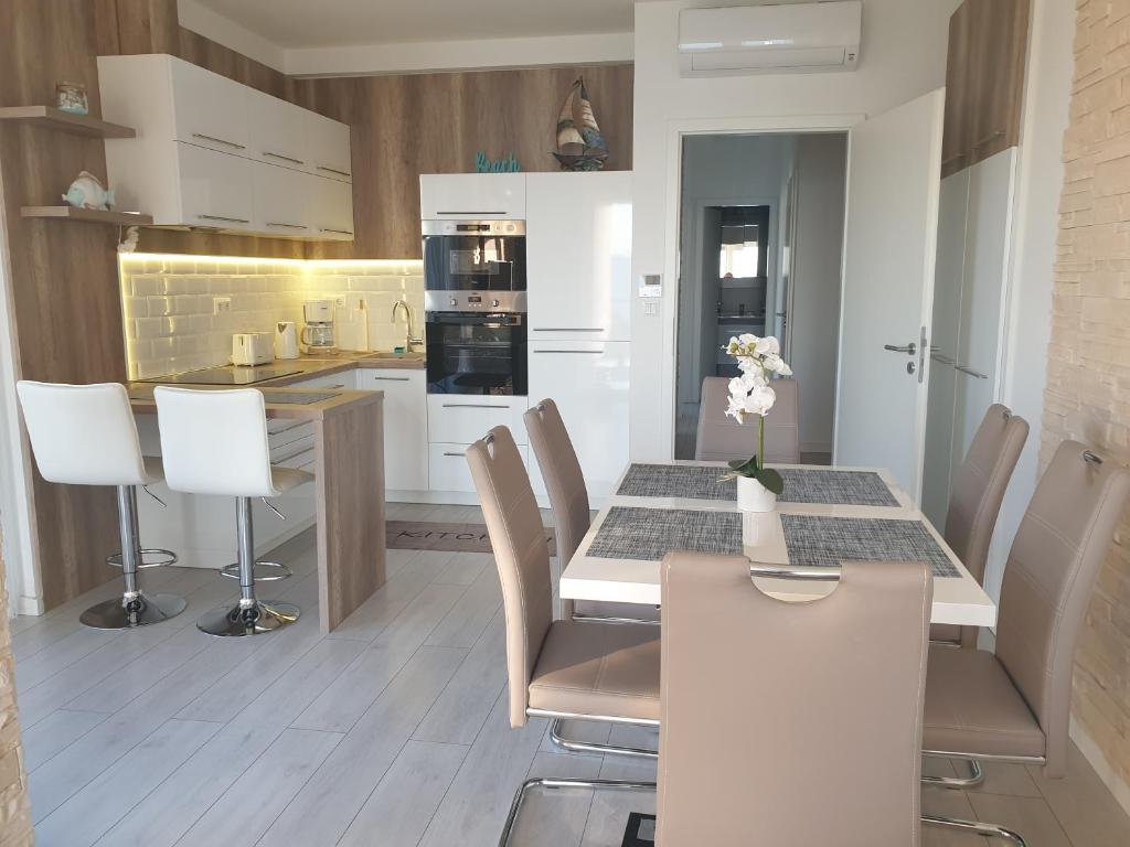 Kuchnia lub aneks kuchenny w obiekcie Best Panoráma Apartman