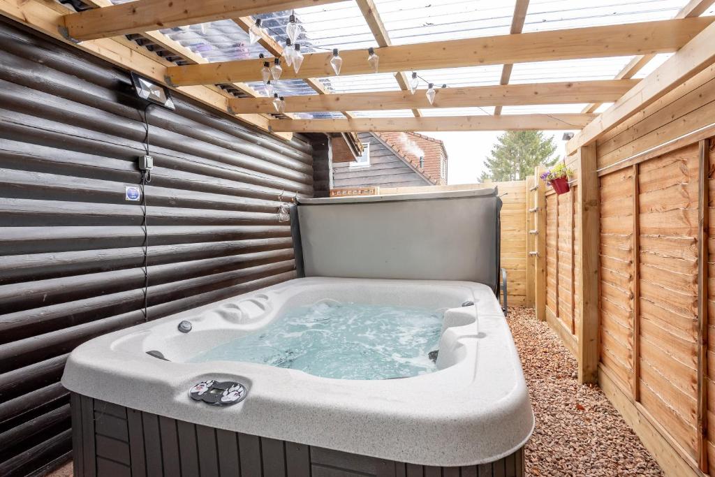 Fotografie z fotogalerie ubytování Redlands Country Lodge Apartments with Hot Tubs v destinaci Ladybank
