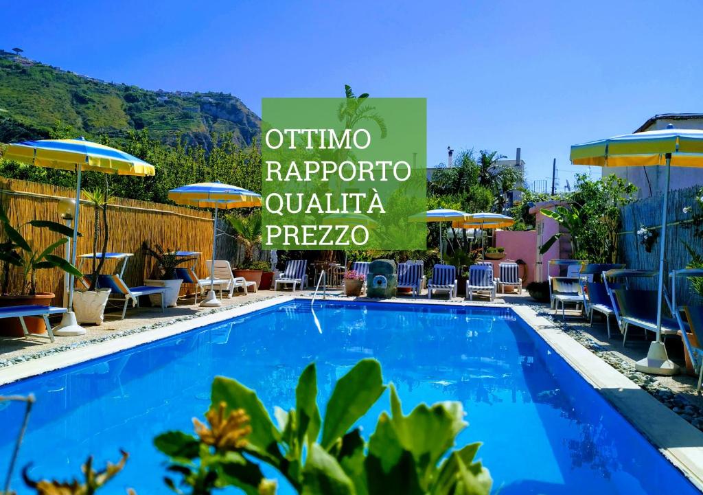 ein Schild für ein Hotel mit Pool in der Unterkunft Hotel Casa Nicola in Ischia