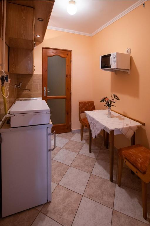 Kuchyňa alebo kuchynka v ubytovaní Akácfa 13 Apartman
