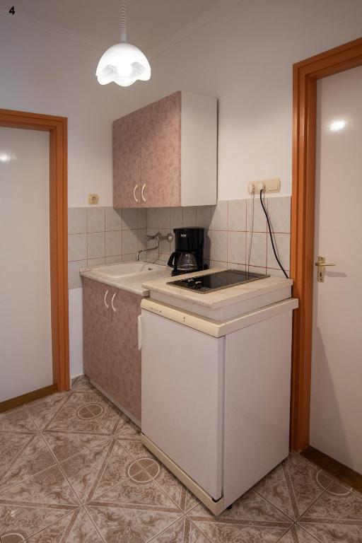 Kuchyňa alebo kuchynka v ubytovaní Akácfa 13 Apartman