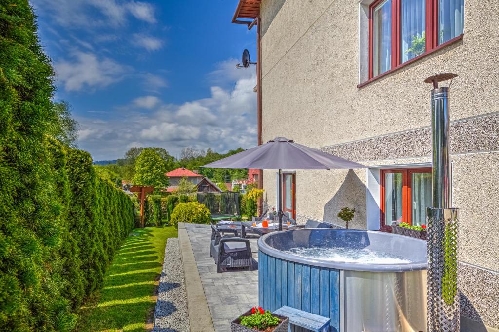 Nespecifikovaný výhled na hory nebo výhled na hory při pohledu z farmy