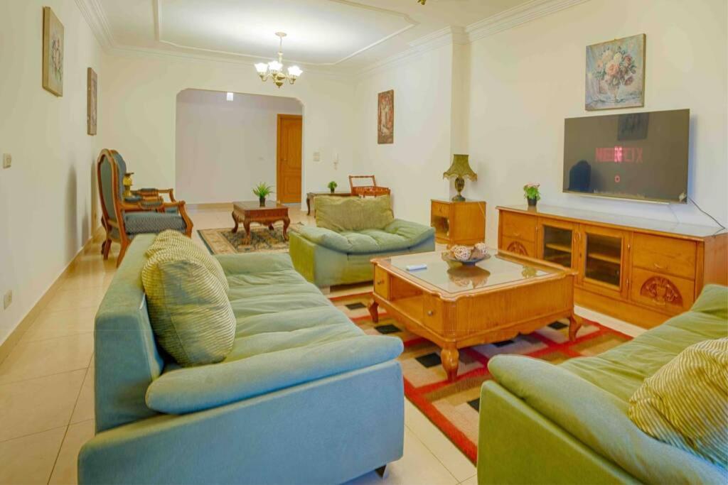 Elegant Bright & Cozy Apartment near Downtown Mall, Cairo, Egypt