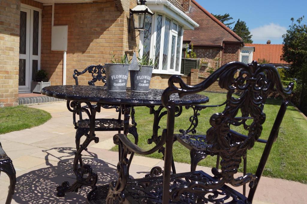 Una mesa de hierro negro con dos tazas. en Vale View Scalford, en Scalford