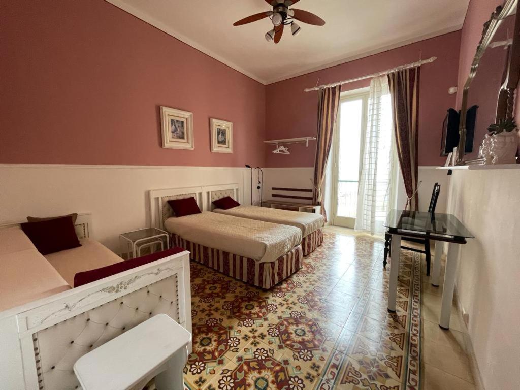 sypialnia z dwoma łóżkami i wentylatorem sufitowym w obiekcie B&B Mariupol w Trapani