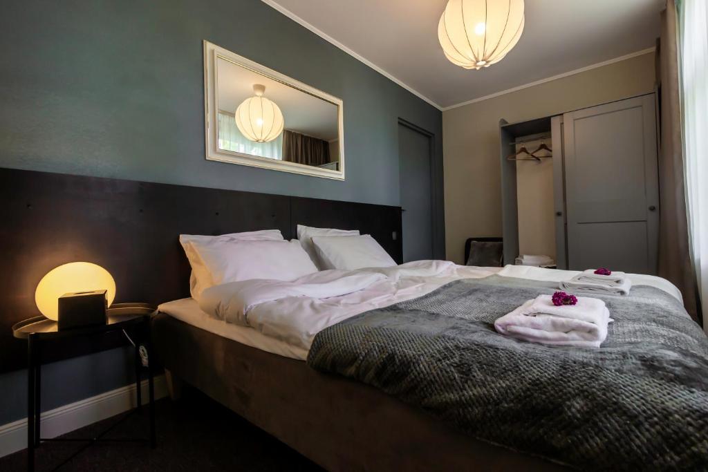 Llit o llits en una habitació de Hotel Marino