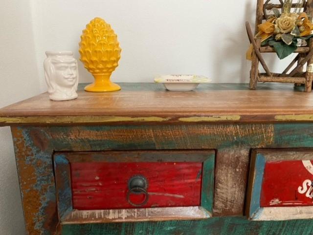 einem Holztisch mit einer gelben Vase darüber in der Unterkunft Ortyx Mini Suite in Syrakus