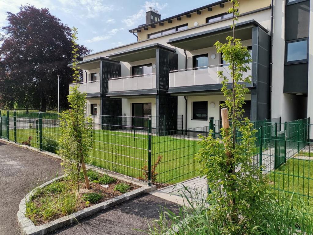 an apartment building with a fence in front of it at Ferienwohnung Thaya in Thaya