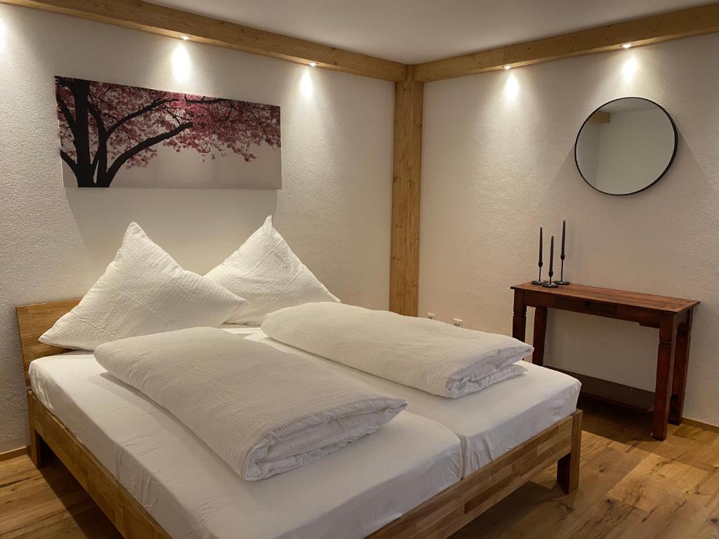Ένα ή περισσότερα κρεβάτια σε δωμάτιο στο Neurenovierte Ferienwohnung Xaver