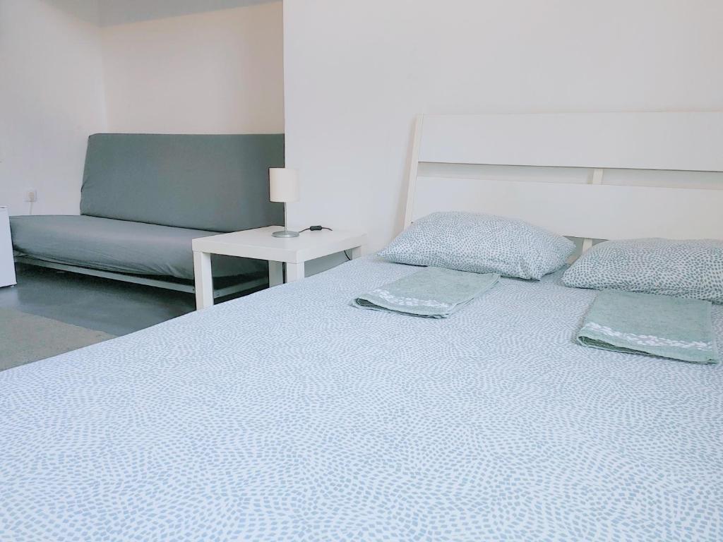 Postel nebo postele na pokoji v ubytování Sleepover City Center GuestRooms