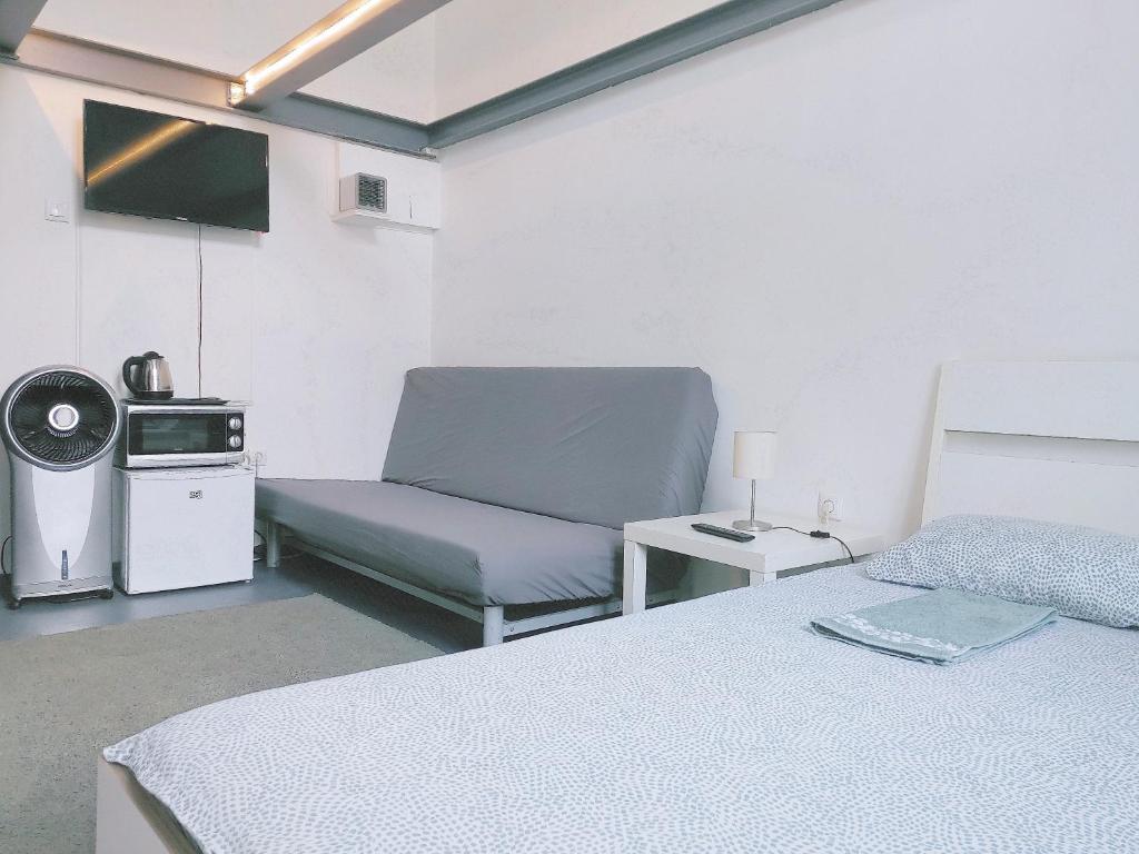 TV a/nebo společenská místnost v ubytování Sleepover City Center GuestRooms