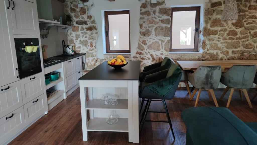 Kuchyň nebo kuchyňský kout v ubytování Stone hause Noa